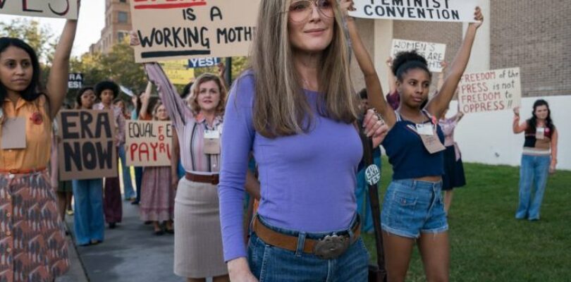 Julianne Moore in The Glorias