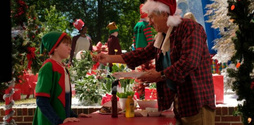 Robert De Niro and Oakes Fegley in The War with Grandpa