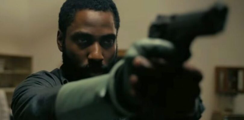 John David Washington and Clémence Poésy in Tenet