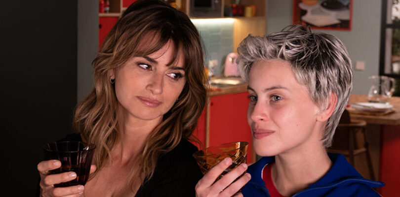 Penélope Cruz and Milena Smit in "Parallel Mothers" ("Madres paralelas")