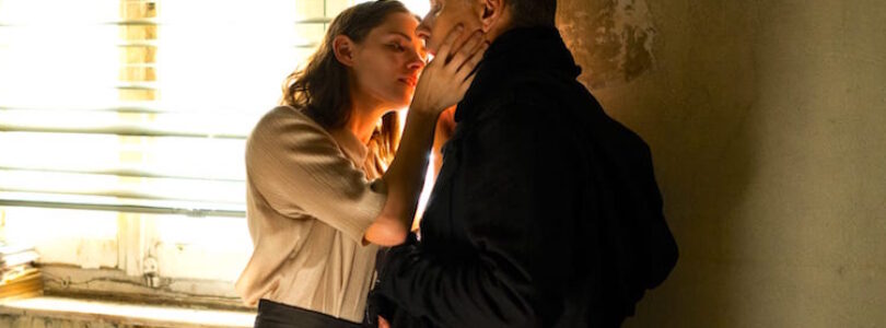 Kristen Stewart and Viggo Mortensen in "Crimes of the Future"