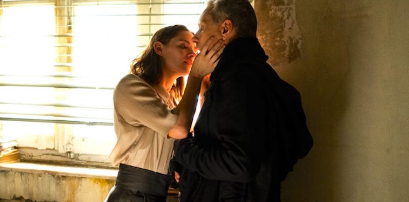 Kristen Stewart and Viggo Mortensen in "Crimes of the Future"