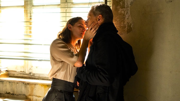 Kristen Stewart and Viggo Mortensen in "Crimes of the Future"