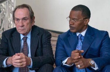 Tommy Lee Jones and Jamie Foxx in "The Burial"