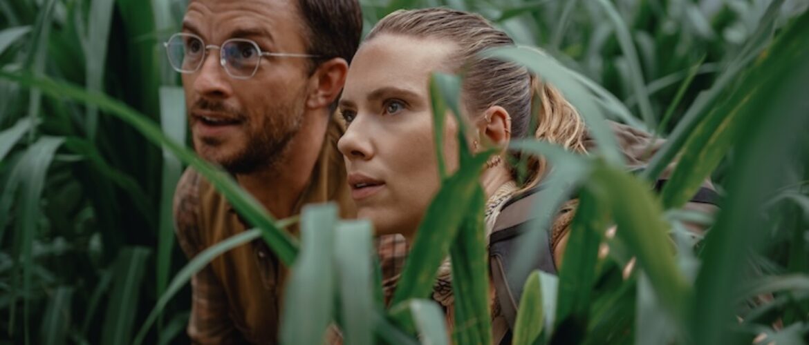 Jonathan Bailey (left) as paleontologist Dr. Henry Loomis and Scarlett Johansson as skilled covert operations expert Zora Bennett in JURASSIC WORLD REBIRTH, directed by Gareth Edwards.