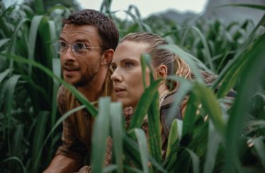 Jonathan Bailey (left) as paleontologist Dr. Henry Loomis and Scarlett Johansson as skilled covert operations expert Zora Bennett in JURASSIC WORLD REBIRTH, directed by Gareth Edwards.