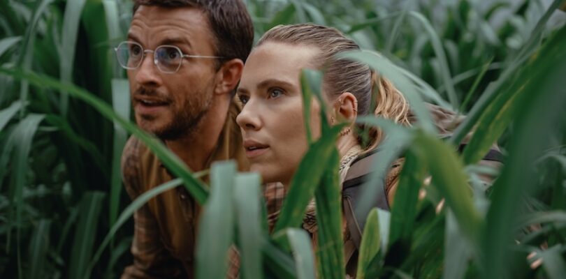 Jonathan Bailey (left) as paleontologist Dr. Henry Loomis and Scarlett Johansson as skilled covert operations expert Zora Bennett in JURASSIC WORLD REBIRTH, directed by Gareth Edwards.