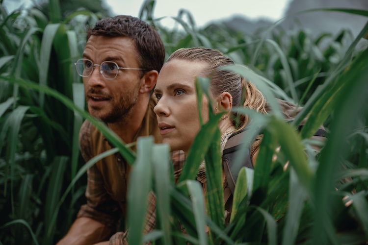 Jonathan Bailey (left) as paleontologist Dr. Henry Loomis and Scarlett Johansson as skilled covert operations expert Zora Bennett in JURASSIC WORLD REBIRTH, directed by Gareth Edwards.