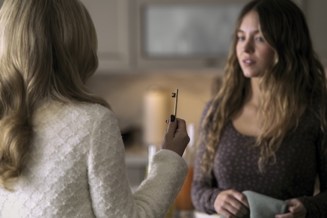 The Housemaid Amanda Seyfried as Nina and Sydney Sweeney as Millie in “The Housemaid.”